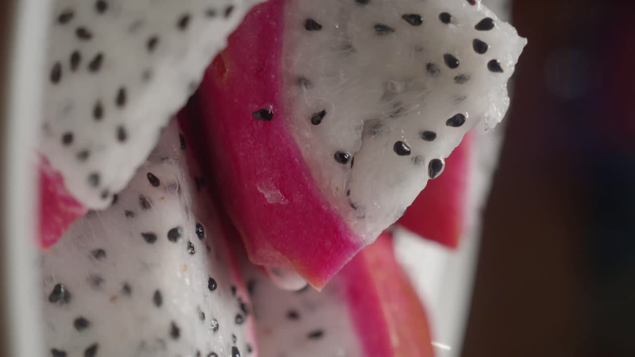 primer plano de la fruta del dragón en rodajas