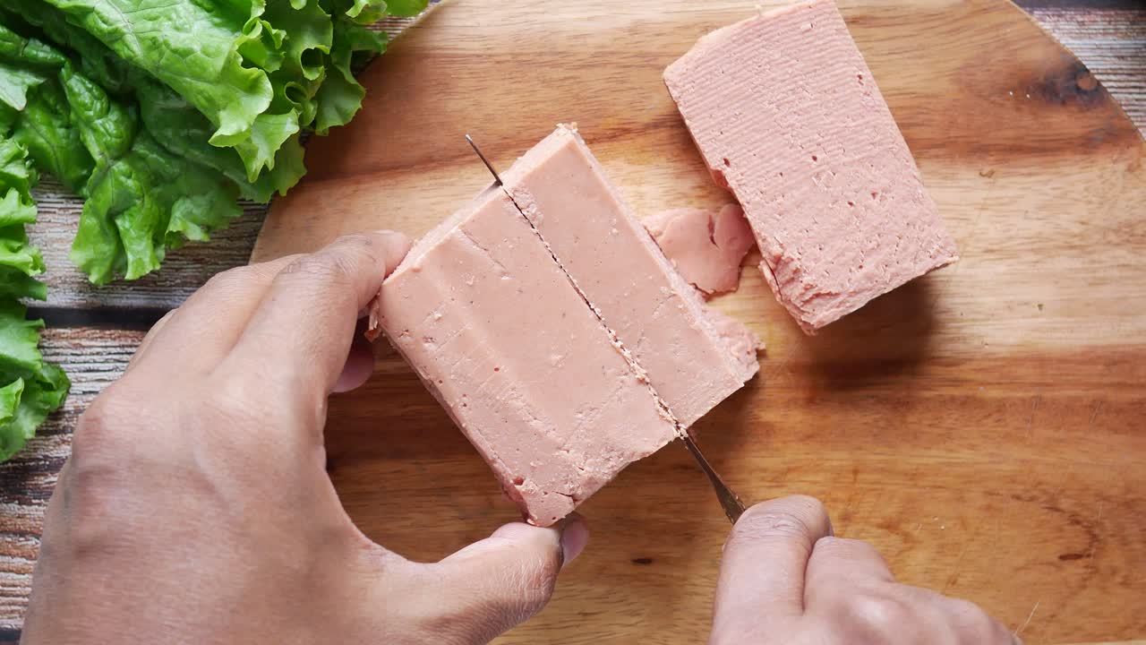 나무판 에 가공 된 고기 한 블록 을 잘라내는 것