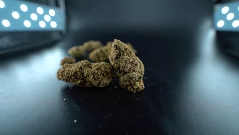 un primer plano detallado de un movimiento de grúa de una planta de cannabis, cepas híbridas de flores de marihuana, indica y sativa, cámara lenta de 120 fps en alta definición, iluminación de estudio cinematográfico, luces led