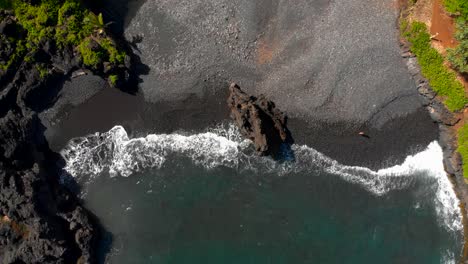 Wunderschöne,-Entspannende-4K-Drohnenaufnahme-Am-Versteckten,-Abgelegenen-Strand-Von-Maui-Mit-Privatem-Privatstrand-Aus-Vulkanischem-Schwarzem-Sand