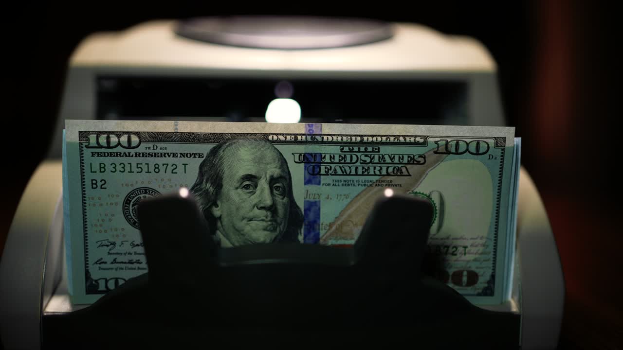 operaciones financieras bancarias de primer plano máquina electrónica de conteo de efectivo que calcula los billetes de dólar.