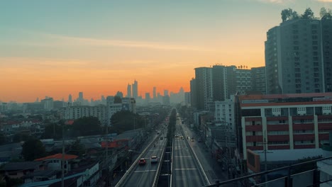 amanecer temprano sobre las calles de la ciudad de bangkok, tailandia