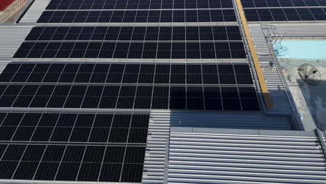 paneles solares en un techo