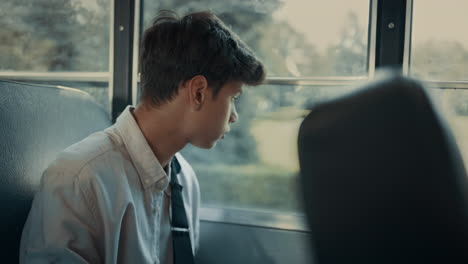 Adolescente-Indio-Sentado-En-El-Autobús-Mirando-Hacia-Abajo-De-Cerca.-Niño-Mirando-La-Ventana-Del-Vehículo.