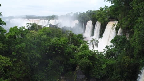 Salida-De-Drones-Desde-Uno-De-Los-Balcones-Del-Parque-Nacional-Del-Iguazú-En-Argentina,-Revelando-Cataratas-Escondidas-Pertenecientes-A-Las-Magníficas-Cataratas-Del-Iguazú.