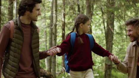 familie geht im wald spazieren