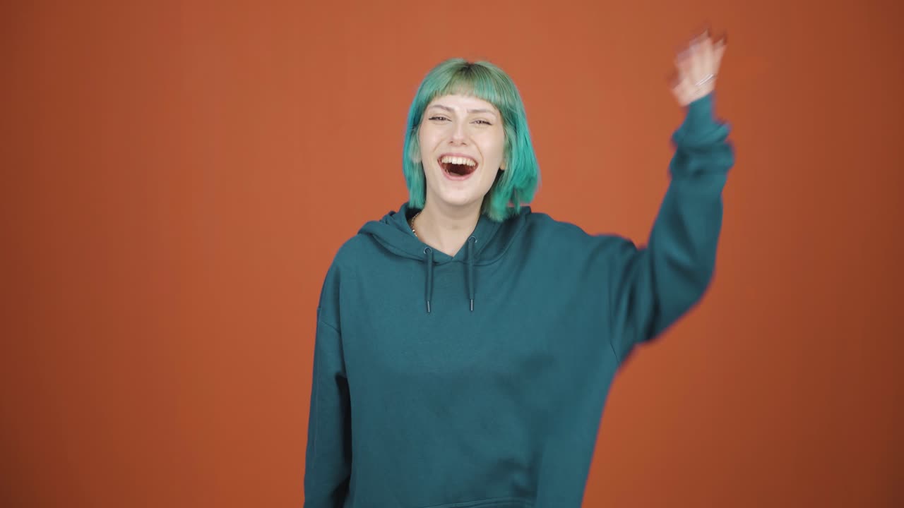 행복한 젊은 여성이 기 ⁇ 합니다.