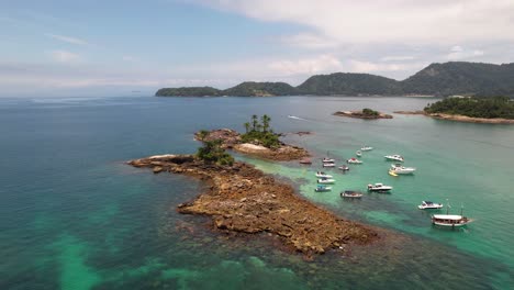 Hermoso-Mar-Verde-En-Islas-En-Río-De-Janeiro-Brasil