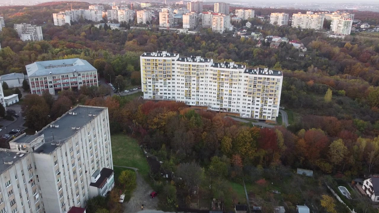 Вид с воздуха: дрон летит над городом