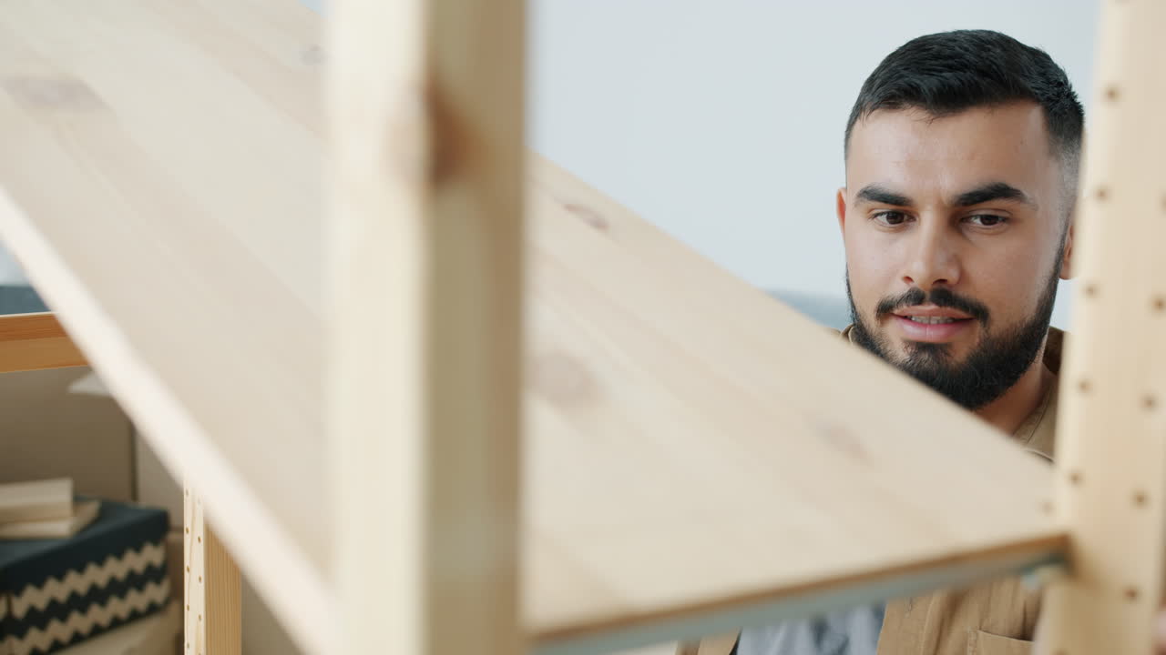 Uomo che monta scaffali di legno