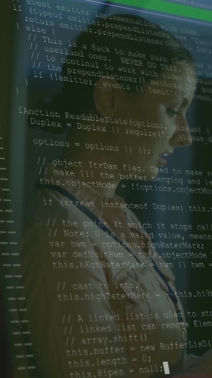 Animation af databehandling over kaukasisk kvindelig medarbejder i serverrum