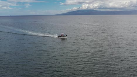 Boot-Mit-Flachem-Boden,-Das-Auf-Dem-Offenen-Ozean-Kreuzt,-Molokai-Aus-Der-Luft