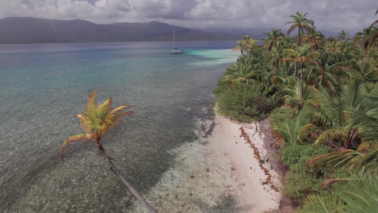 Droneklip fra San Blas-øerne med en sejlbåd ankret op ved stranden