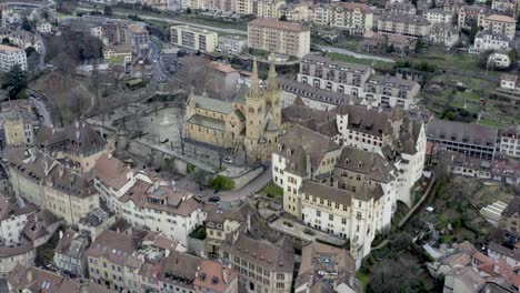 El-Romántico-Pueblo-De-Neuchâtel-Ubicado-En-El-Hermoso-Lago-Durante-La-Temporada-De-Invierno-En-El-Paisaje-Alpino-Suizo,-Suiza,-Europa