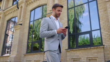 Businessman-having-phone-call-on-the-street