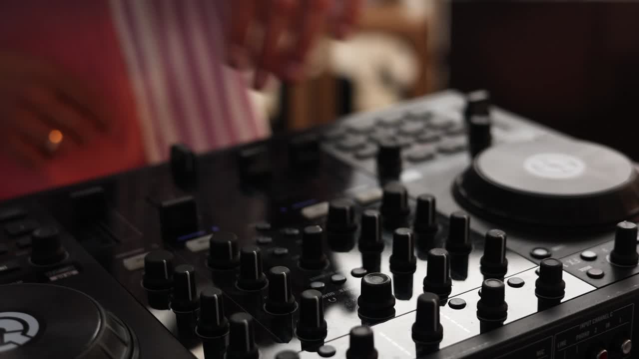 persona que toca el equipo de dj