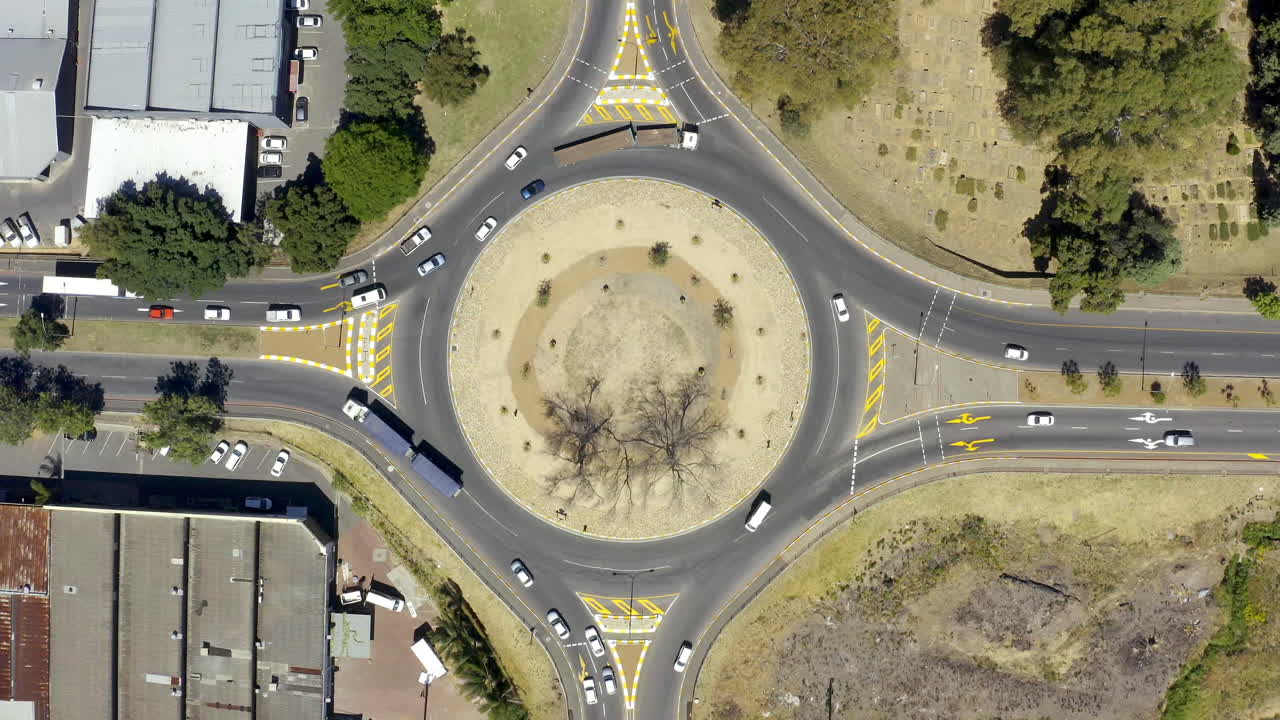 vista aérea de una intersección de rotonda ocupada