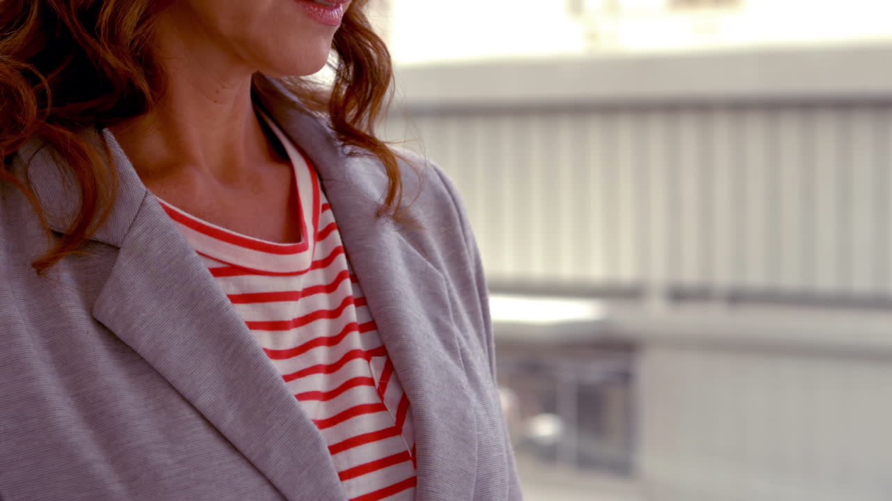 mujer de negocios mirando su planificador