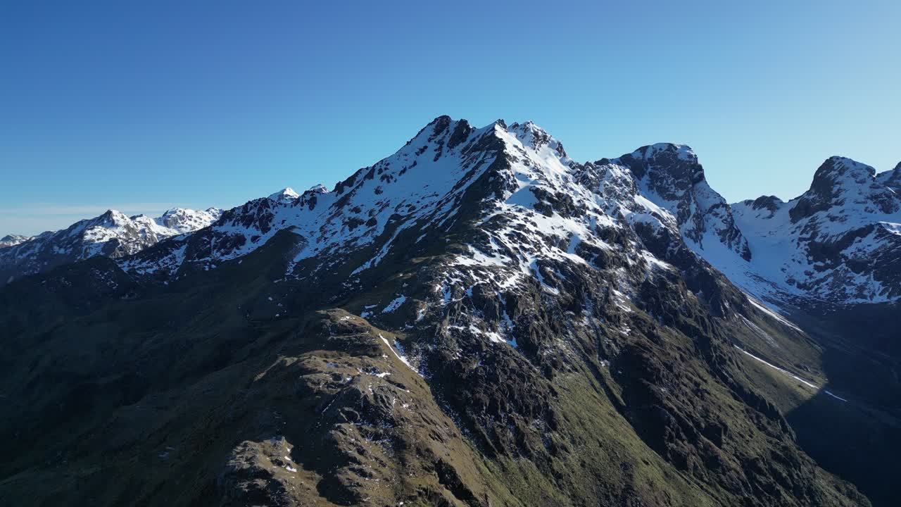 las montañas rocosas están cubertas de nieve cerca de la pista de routeburn.