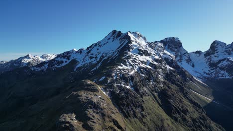 Las-Montañas-Rocosas-Están-Cubiertas-De-Nieve-Cerca-De-La-Pista-Routeburn.