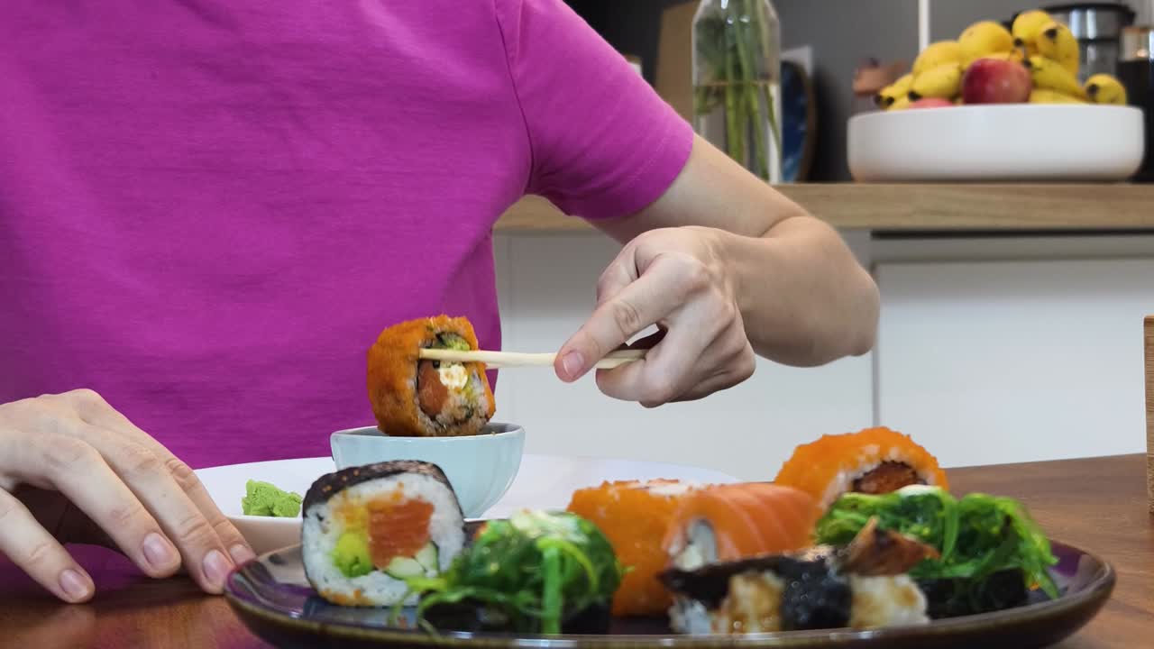 수시를 먹는 여자