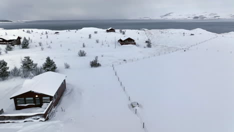 chalets de vacaciones de madera en un paisaje invernal con una hermosa vista del mar en un día nublado