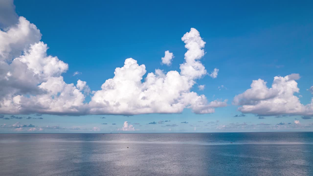 잔잔한 바다 위의 놀라운 흰 구름 풍경 하이퍼랩스