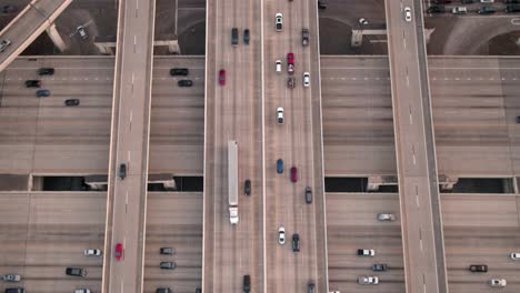 antena de automóviles en la autopista i-10 oeste en houston, texas
