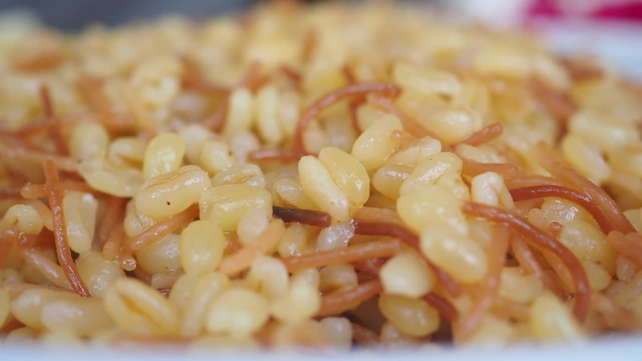 Primo piano di bulgur cotto e vermicelli