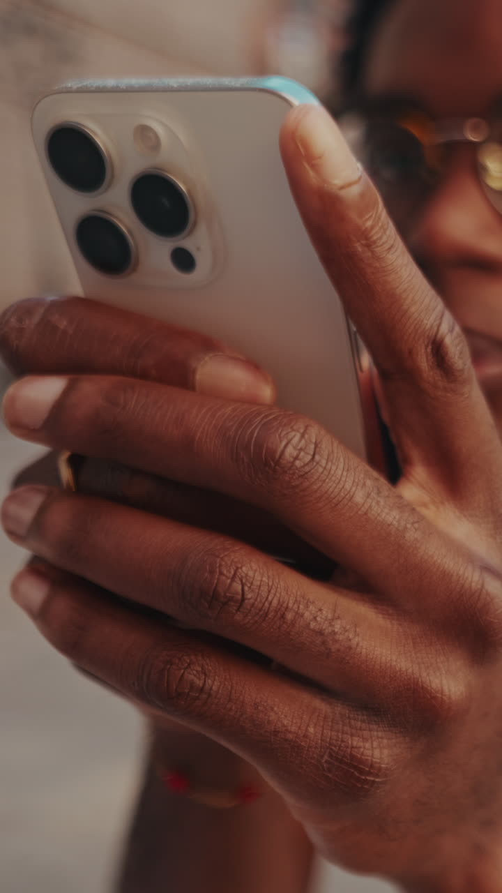 Persona in possesso di uno smartphone
