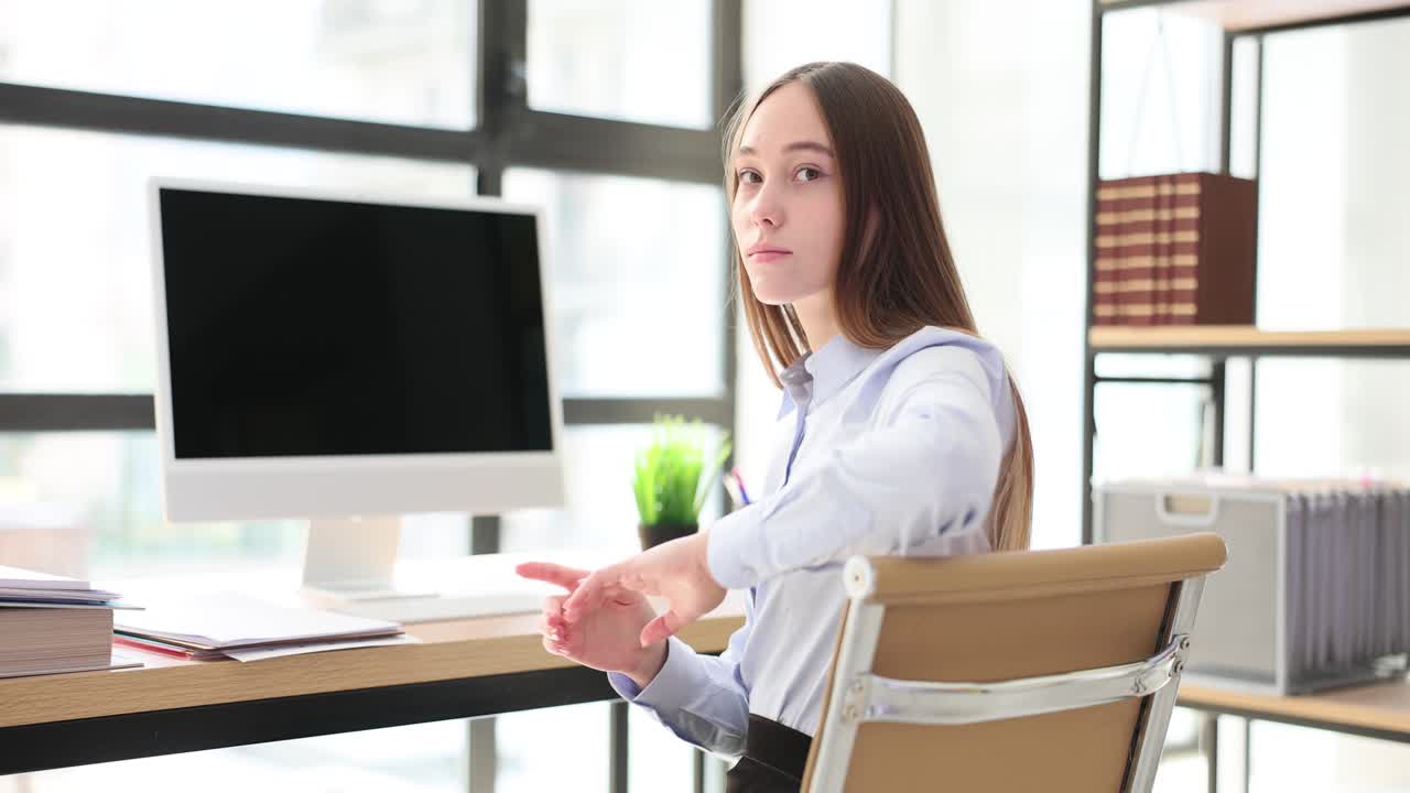 사무실 책상 에서 일 하는 여자