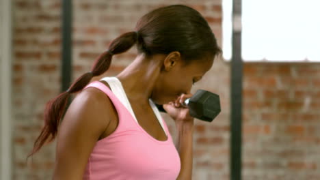 mujer en forma levantando pesas con pesas