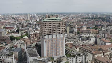 瓦拉斯卡塔 (torre velasca) 坐落在米蘭市中心,從空中可以看到