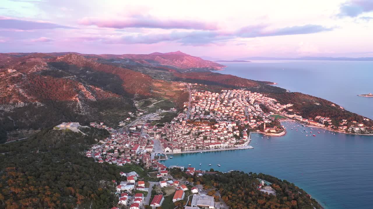 ciudad hvar en la isla hvar en croacia - toma aérea de drones