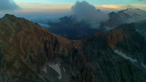 Pintoresca-Vista-Sobre-El-Pico-De-Las-Montañas-Rocosas-Al-Atardecer