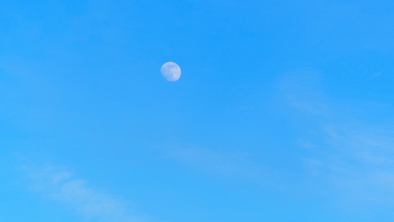 달은 낮에 파란 하늘에 보이는데, 보름달이 되기 3일 전이다.