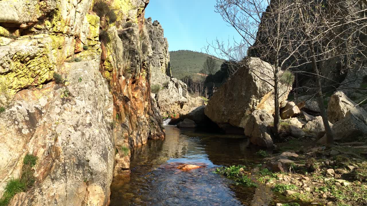 domingo excursión en familia en el geoparque de las villuercas y los ibores en cabañas del castillo caceres extremadura
