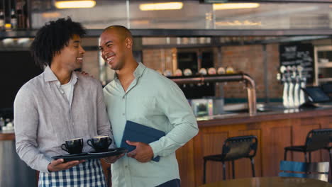 retrato de un equipo de personal masculino trabajando en un restaurante o cafetería