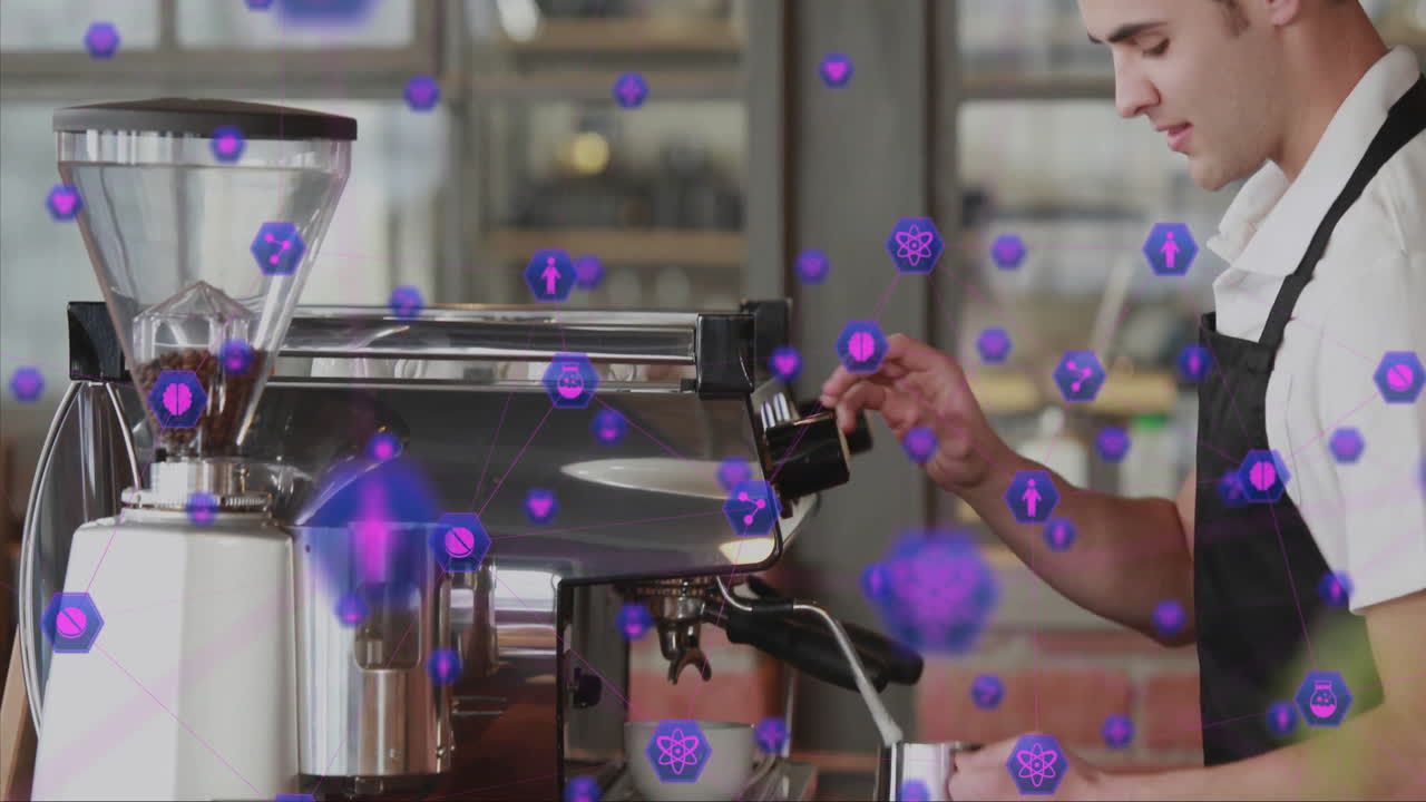 Barista uomo adulto che utilizza una macchina da caffè espresso in un caffè moderno, con icone esagonali AR viola in evidenza.