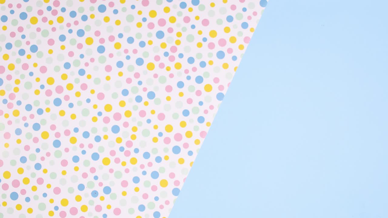 컵케이크가 접시 위에 있고, 하나는 파란 접시 위로 나옵니다. 움직임을 멈추십시오.