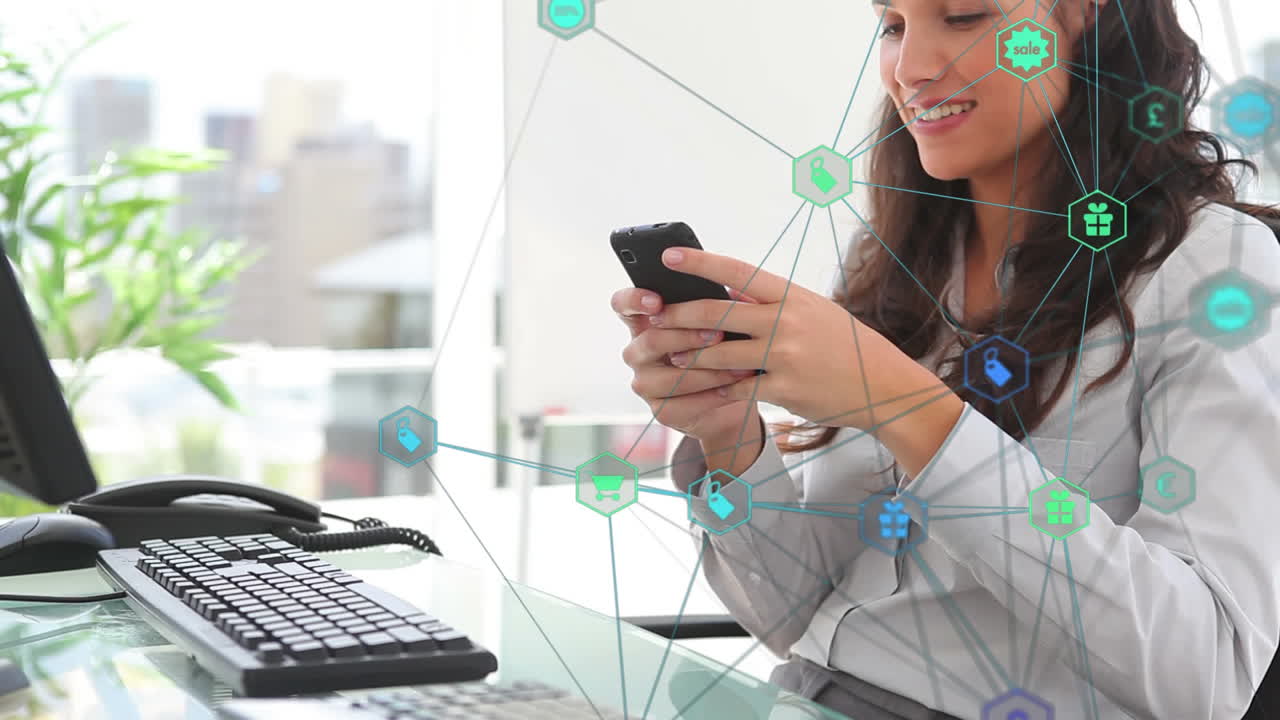 animación de una red de iconos digitales sobre una mujer usando un teléfono inteligente