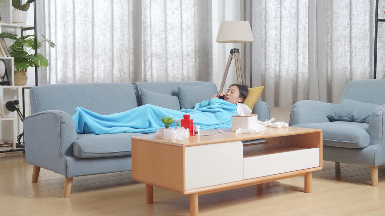 소파에 누워있는 아픈 여자