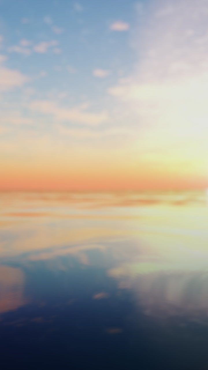 el sol se pone sobre un cuerpo de agua