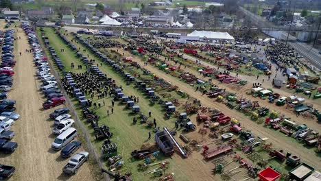 vista aérea de una venta de lodo amish subastando buggies, equipo agrícola para edredones en un día de invierno