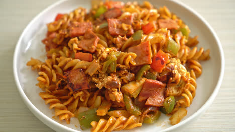 Pasta-Fusilli-Salteada-Con-Salsa-De-Tomate-Y-Jamón