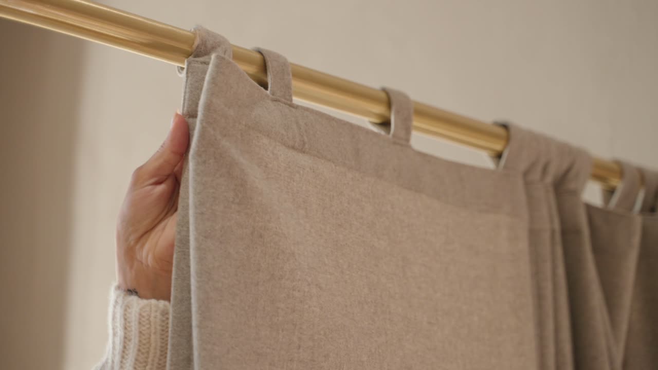 primer plano de una chica cerrando la cortina del vestuario