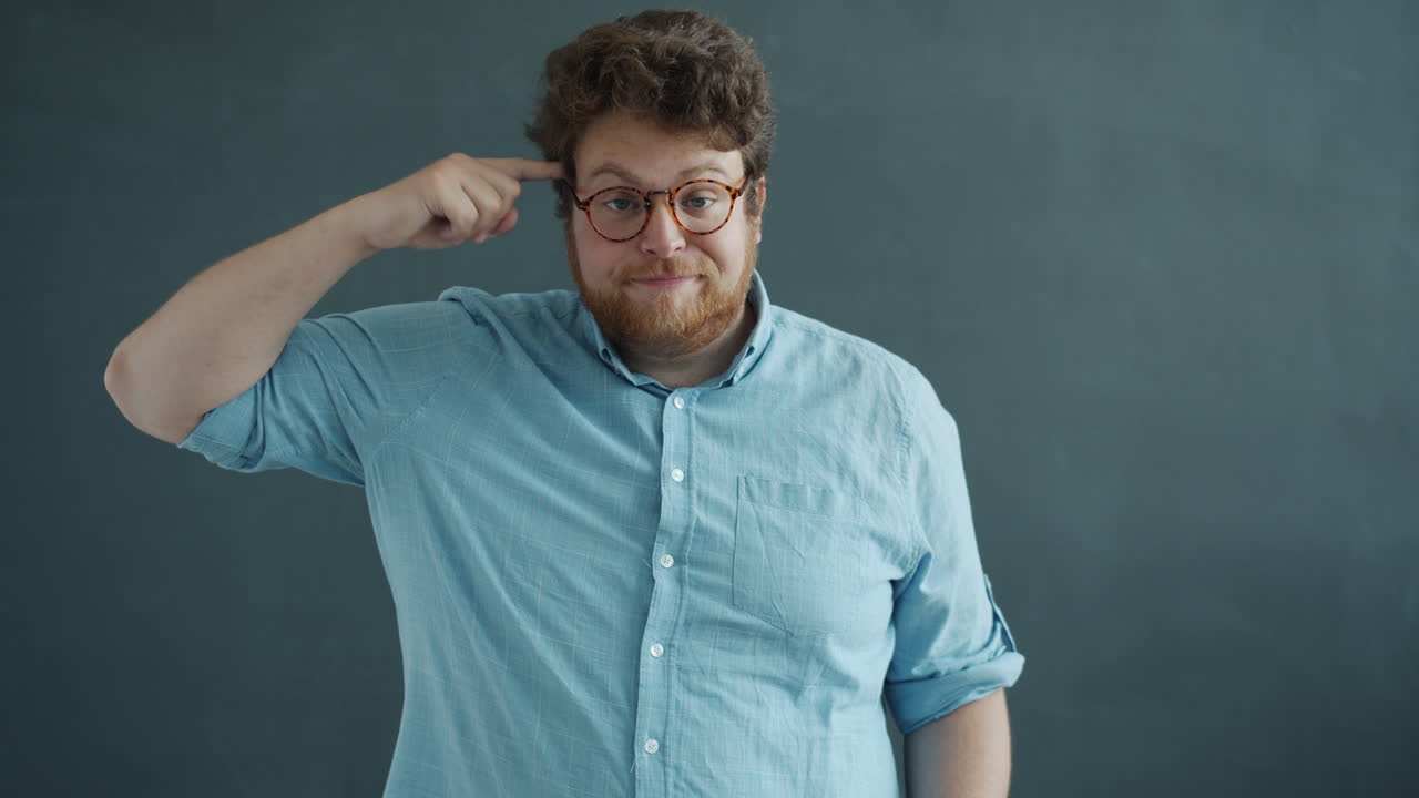 Homem pensando, com expressão confusa
