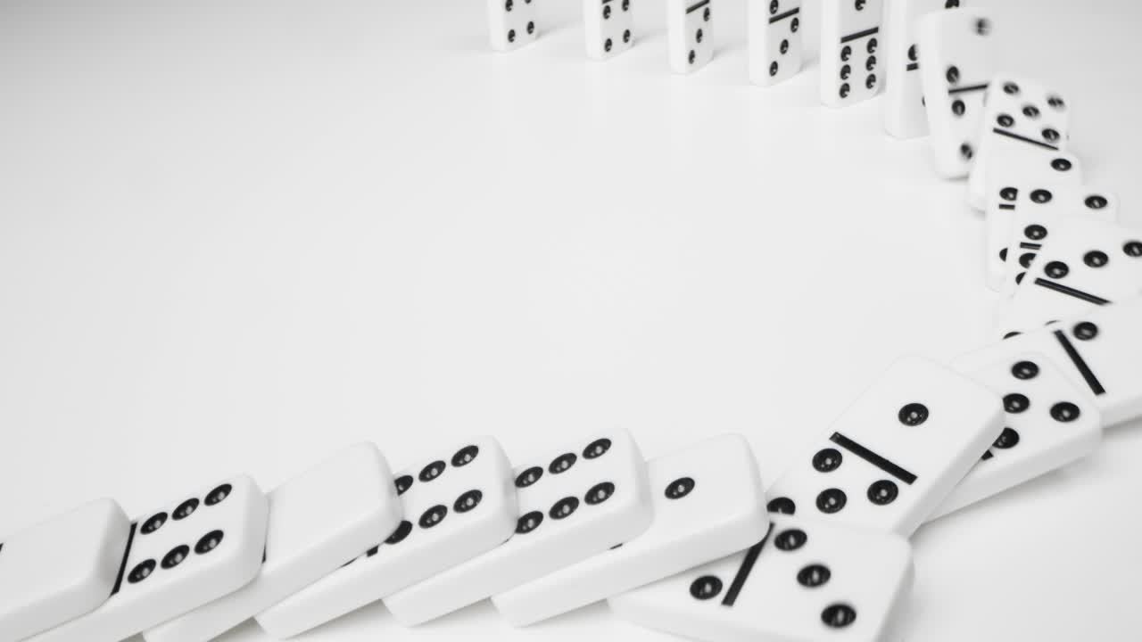 도미노가 떨어지는 높은 각도