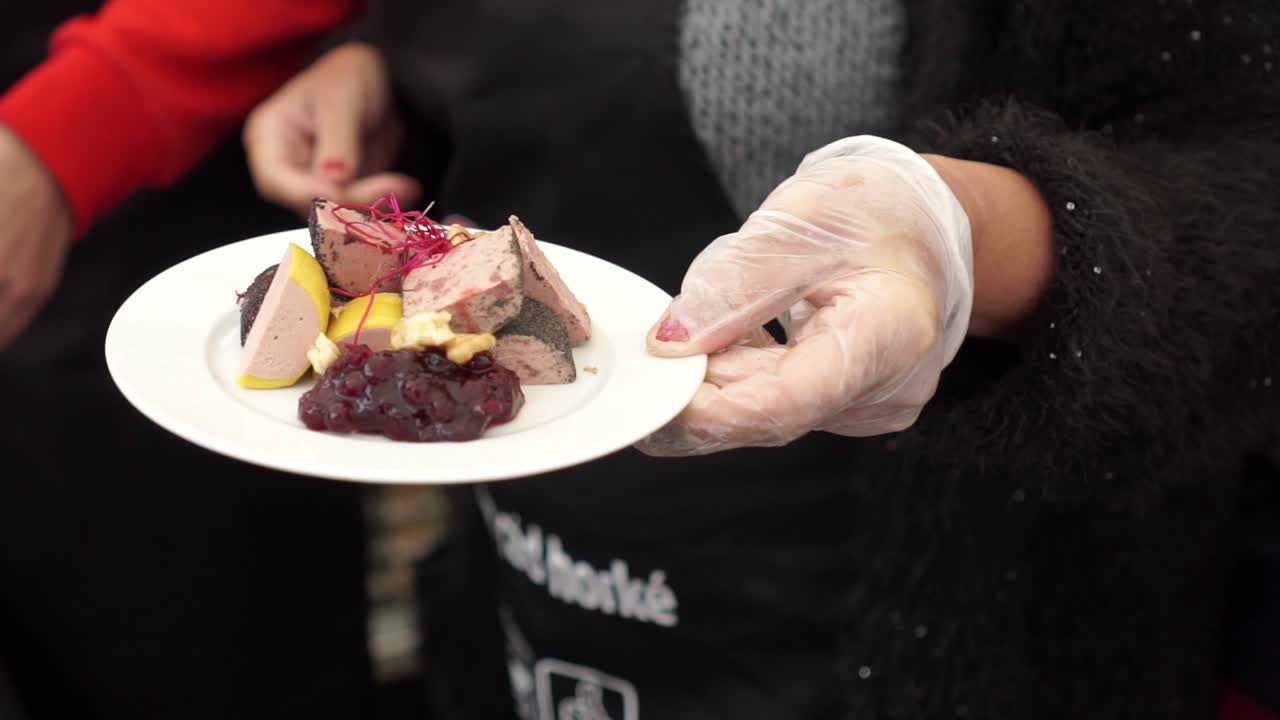 cámara lenta - plato de paté de foie gras y salsa de bayas