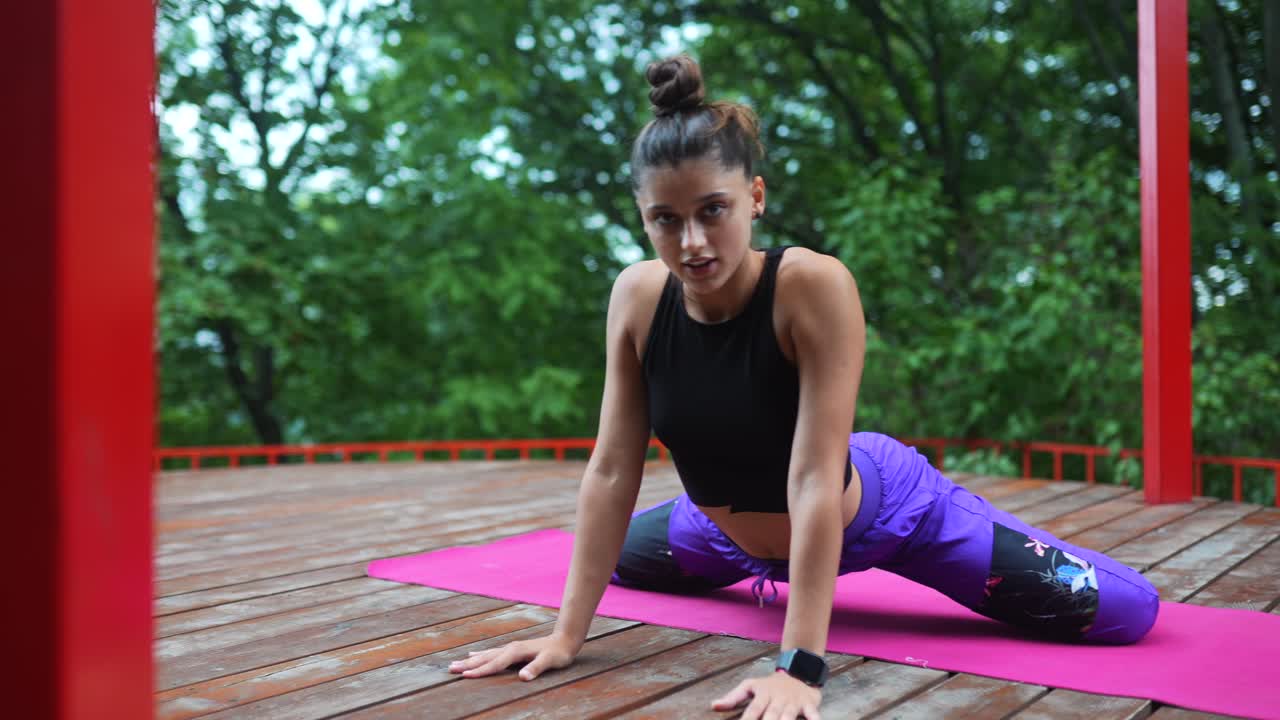 mujer estirándose al aire libre